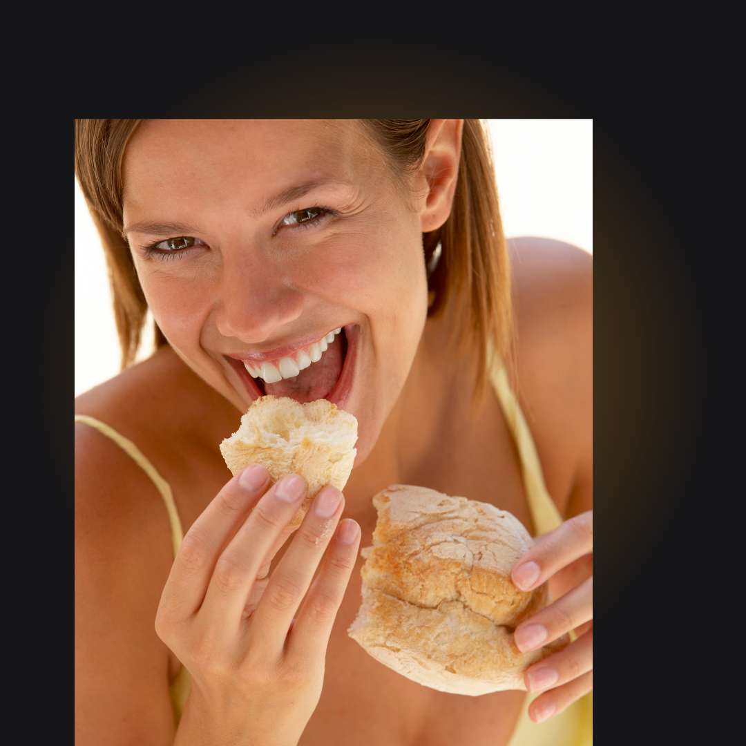 mulher comendo pão