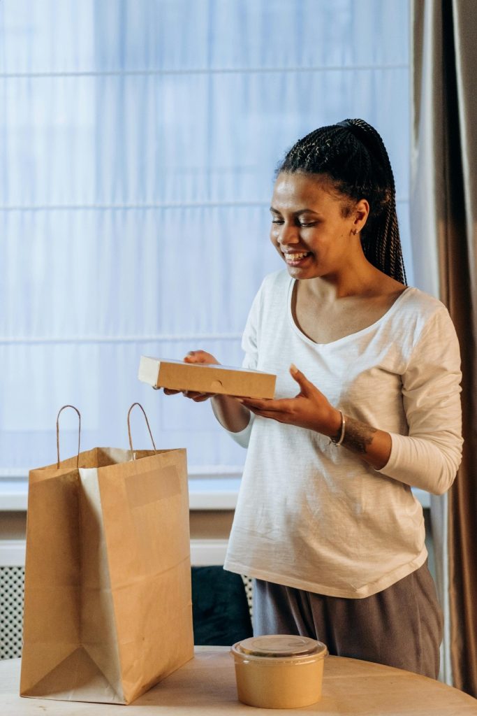 https://www.pexels.com/pt-br/foto/mulher-de-pe-compras-shopping-6969895/