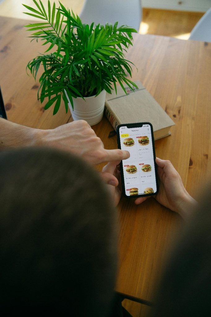 https://www.pexels.com/pt-br/foto/pessoa-pessoas-smartphone-dentro-de-casa-4008580/